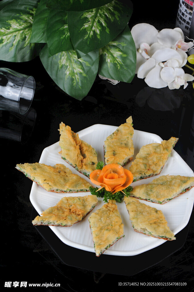 精美摆盘的特色油炸食品