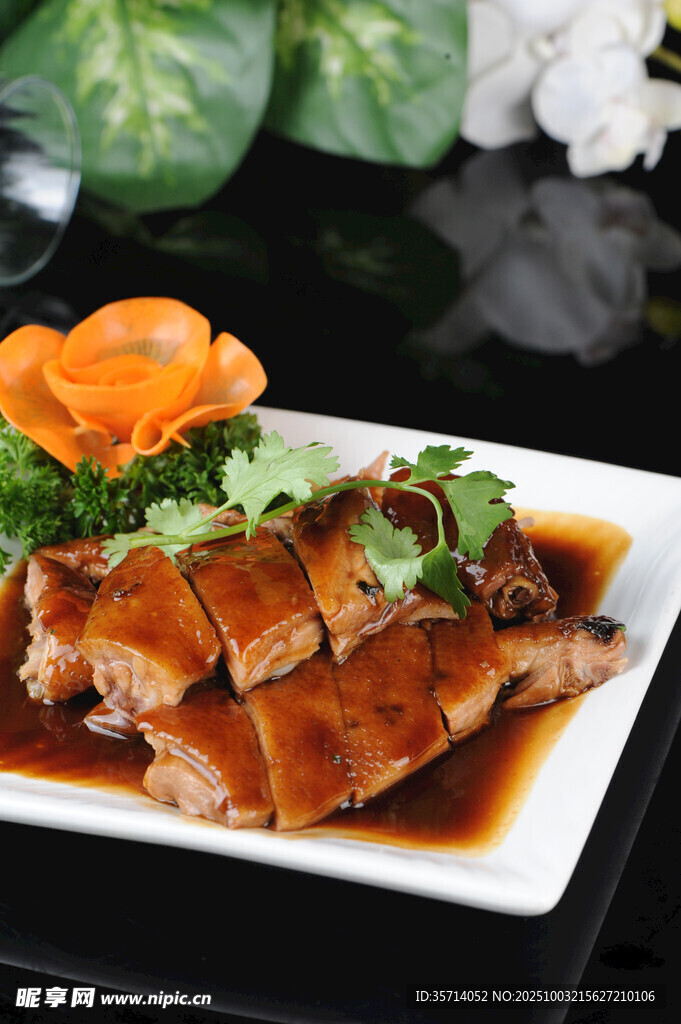美味酱鸭摆盘精致