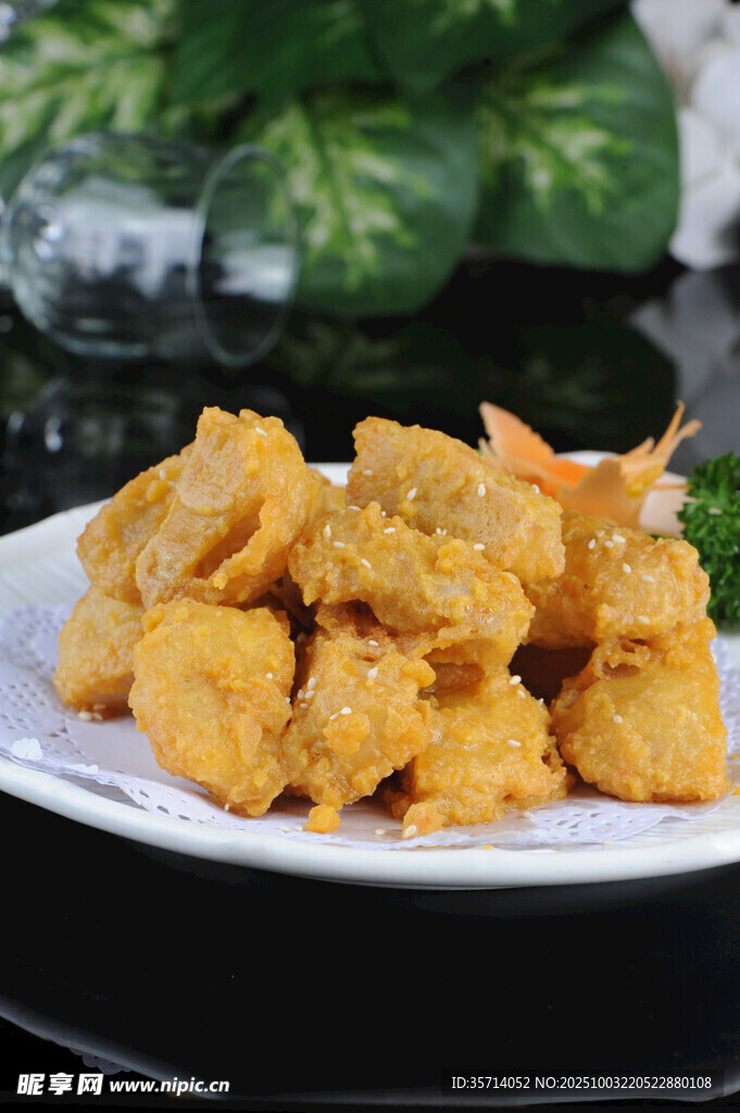 美味炸物摆于白盘