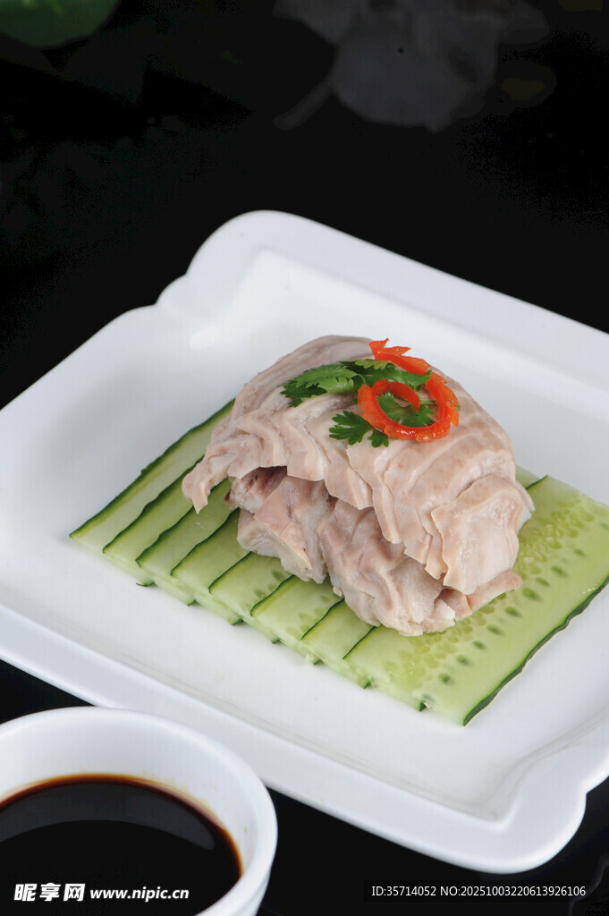 精致摆盘的美味凉拌鸡肉
