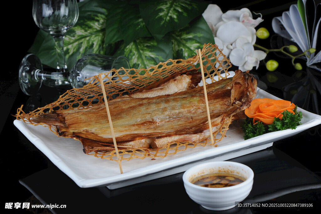 香酥烤鱼配精致摆盘
