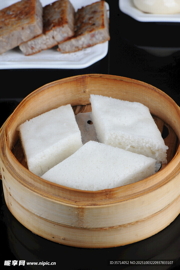 竹制蒸笼里的美味白糕点