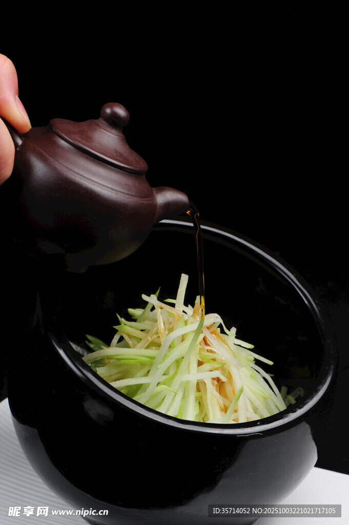 茶壶浇淋碗中蔬菜