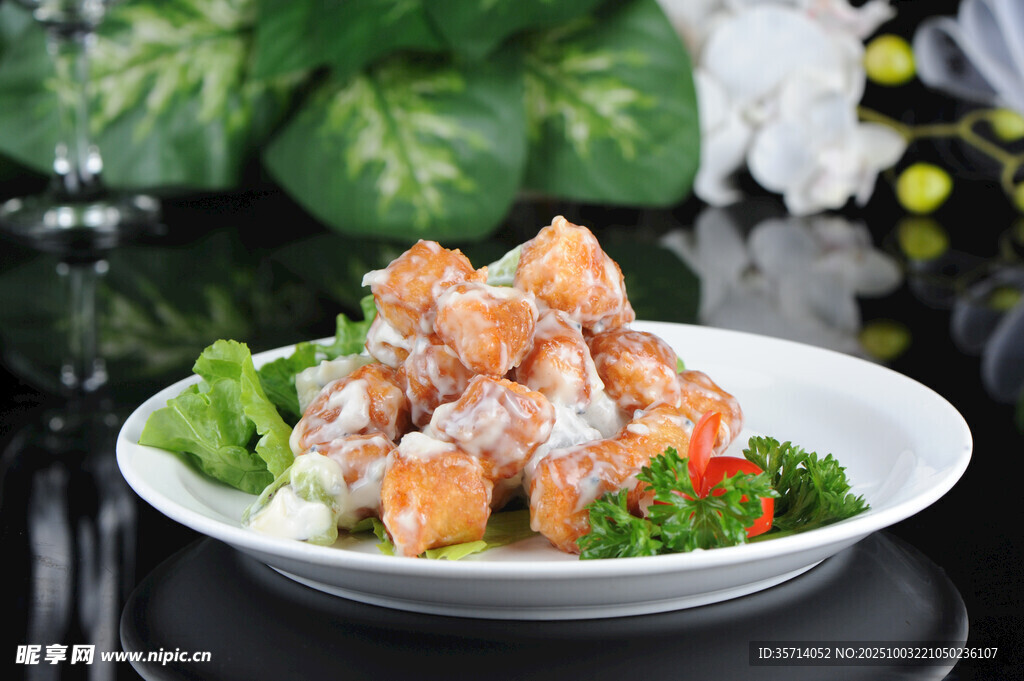美味虾仁沙拉摆盘中