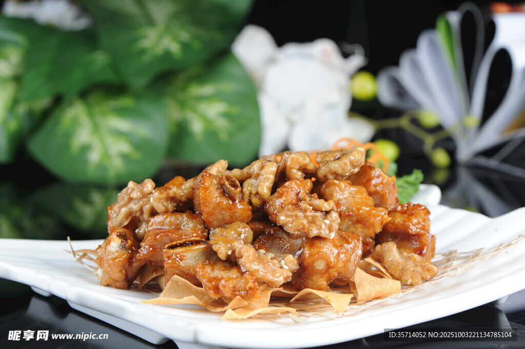 美味手撕鸡肉摆于盘中