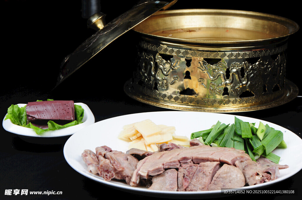 铜锅涮肉鲜嫩食材待涮