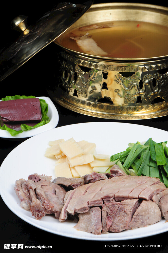 传统佳肴拼盘尽显美味