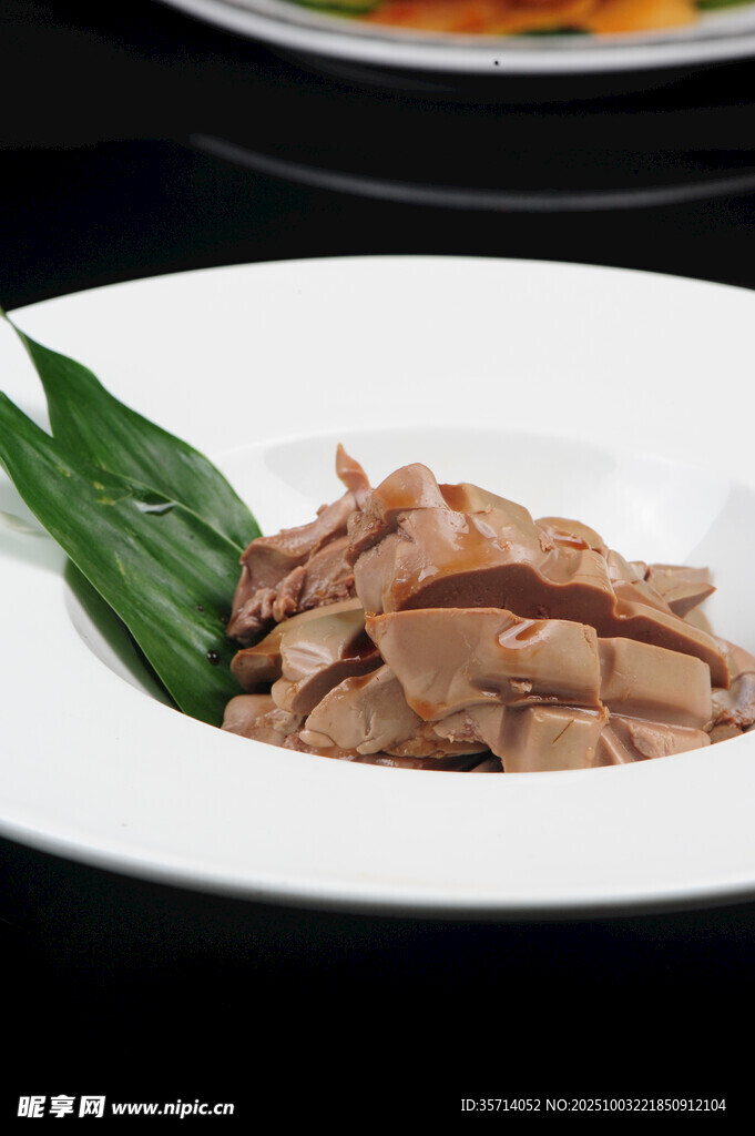 白盘上的美味卤味肉片