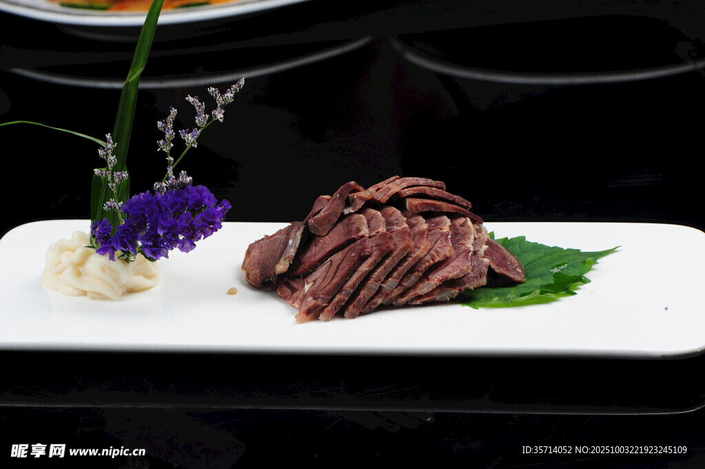 精致摆盘的美味酱牛肉