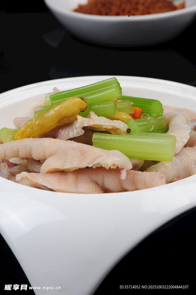 白碗里的肉片与蔬菜搭配