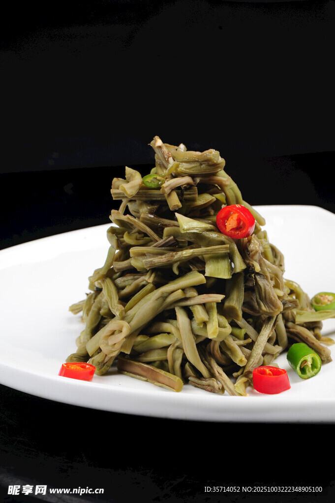 凉拌蕨菜清新爽口美食
