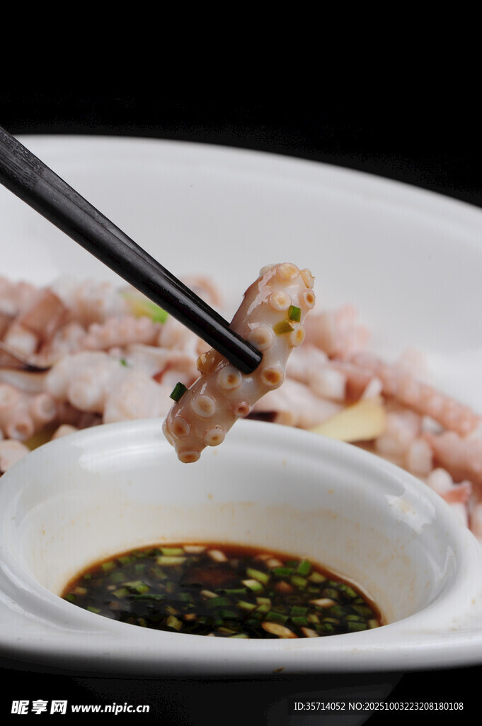 蘸料佐食的美味肉块