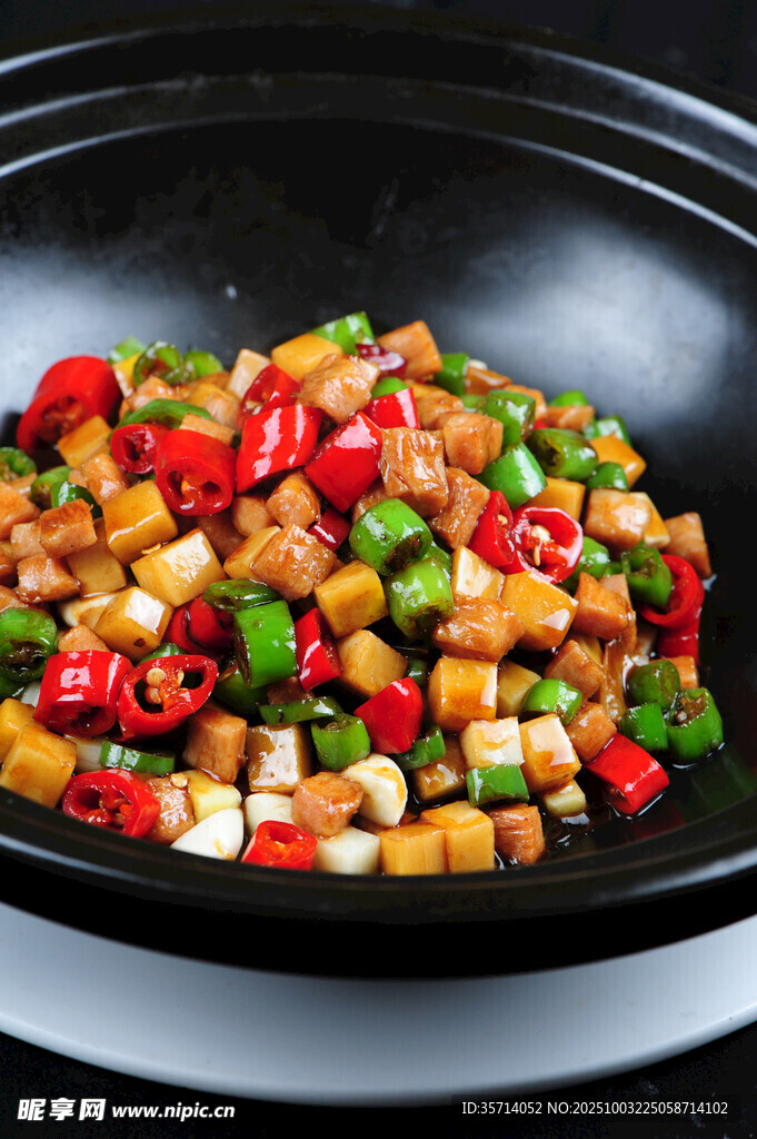 锅中美味彩椒炒豆腐丁