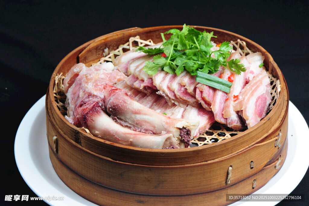 竹笼蒸五花肉