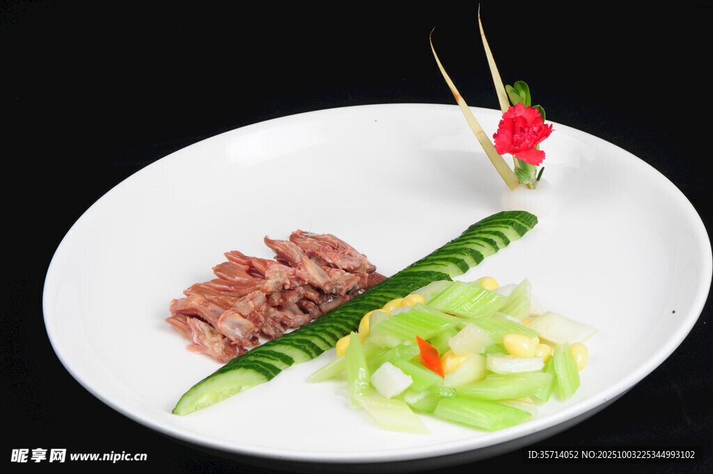 精致摆盘的牛肉蔬菜料理