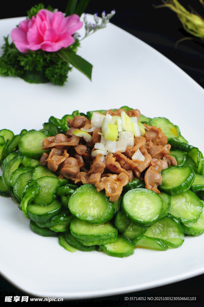 黄瓜拌肉丁美味家常菜