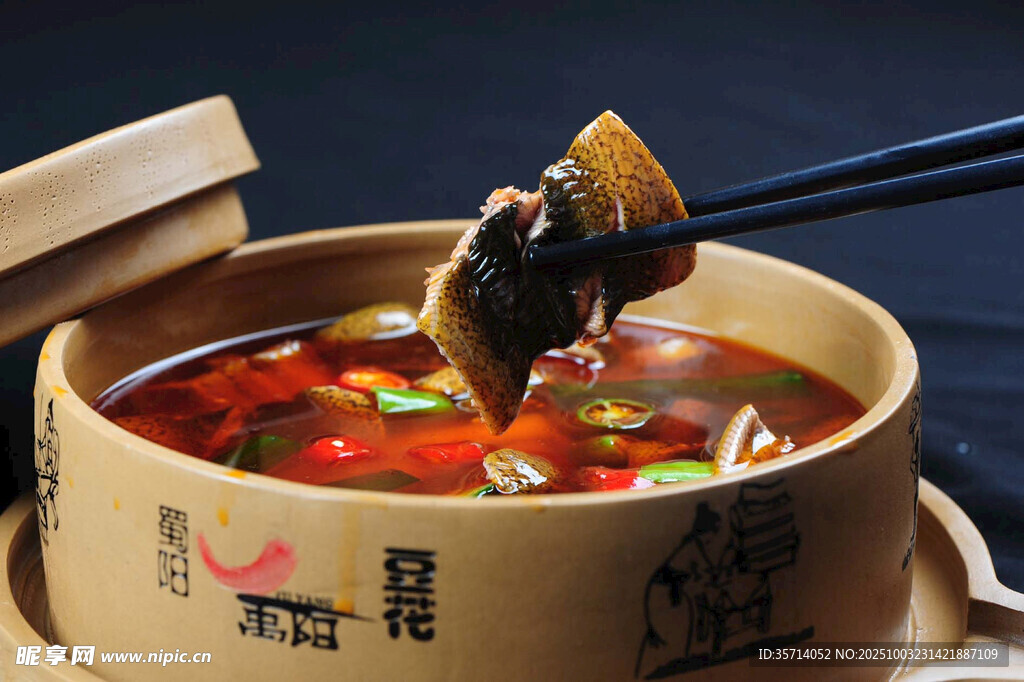 美味热气腾腾的特色麻辣烫