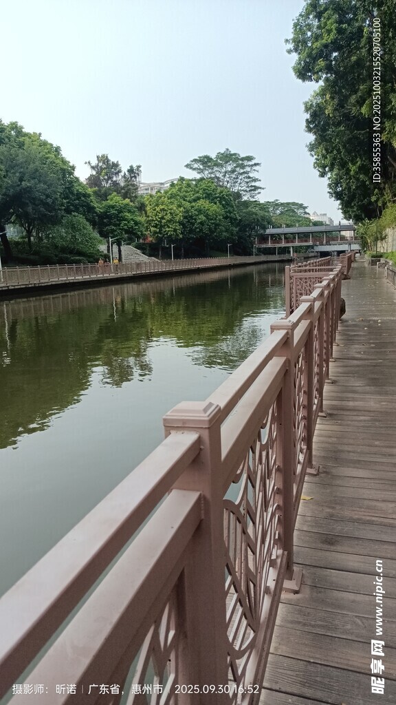 河畔木栈道风景