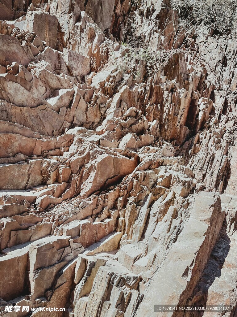 雪覆峡谷岩石景观
