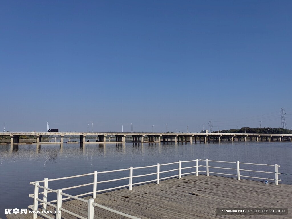 湖畔栈桥与远处桥梁风景
