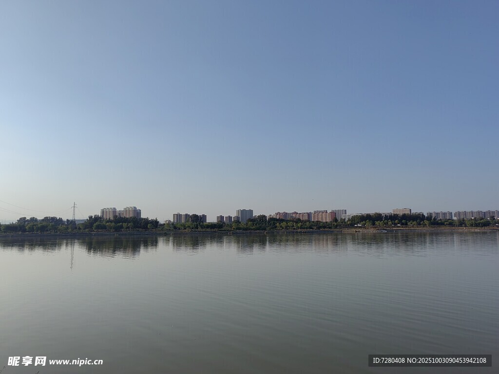 平静湖面与远处城市景观