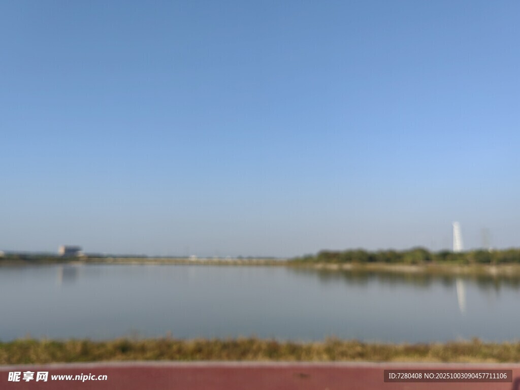 湖畔蓝天美景