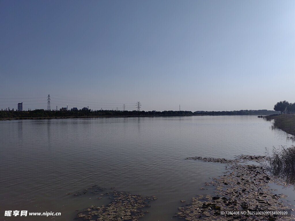 平静河岸风光