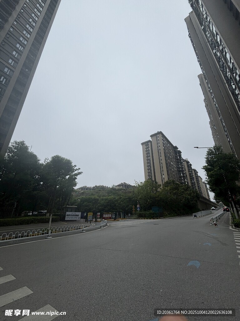 城市街道与高楼景象