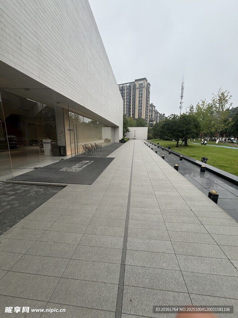 现代建筑旁的宽敞步道