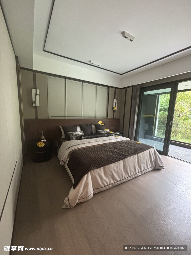 现代简约风格温馨卧室