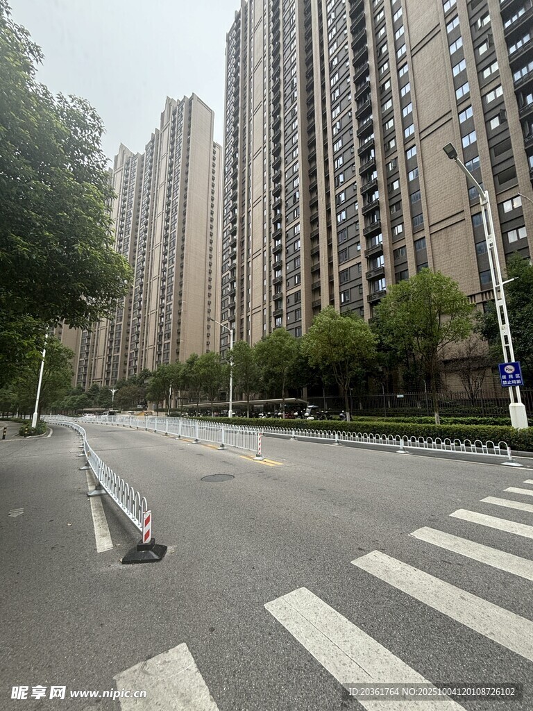 城市街道旁的高层住宅区