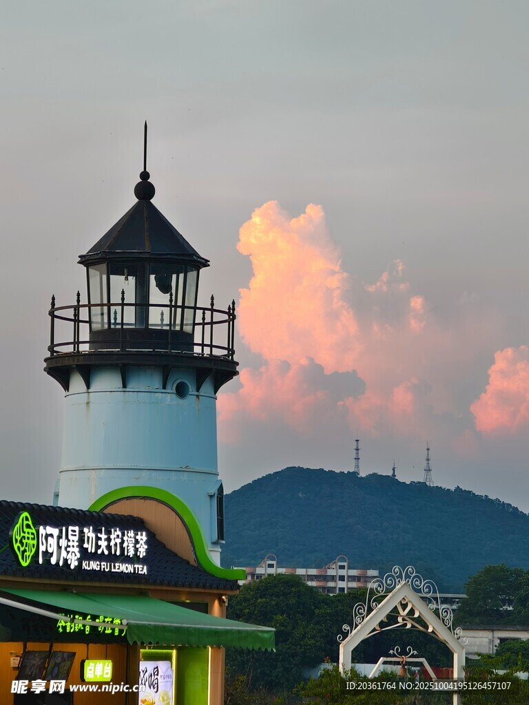 海边灯塔与绚丽天空景观