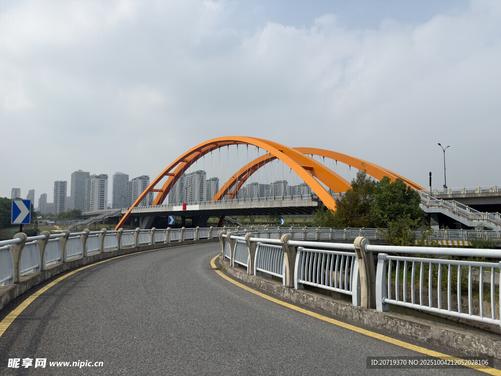 橙色拱形桥横跨宽阔道路