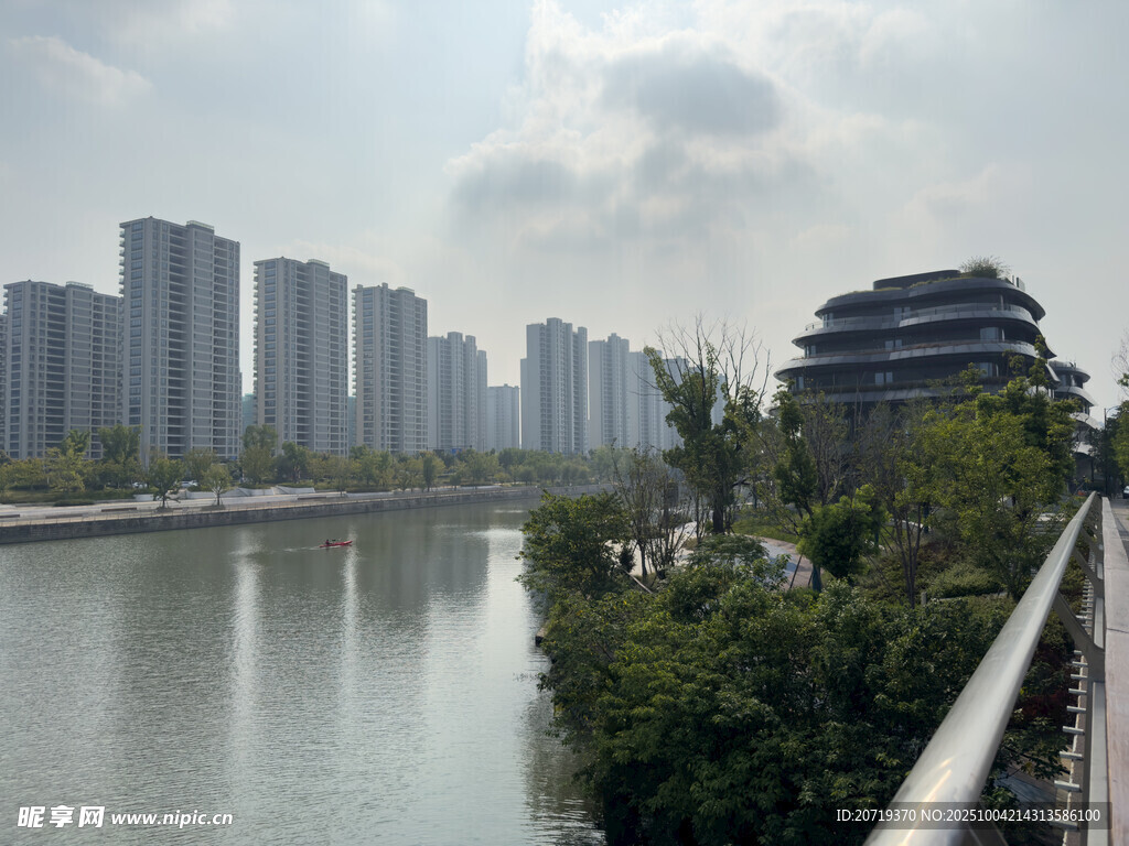 河畔高楼