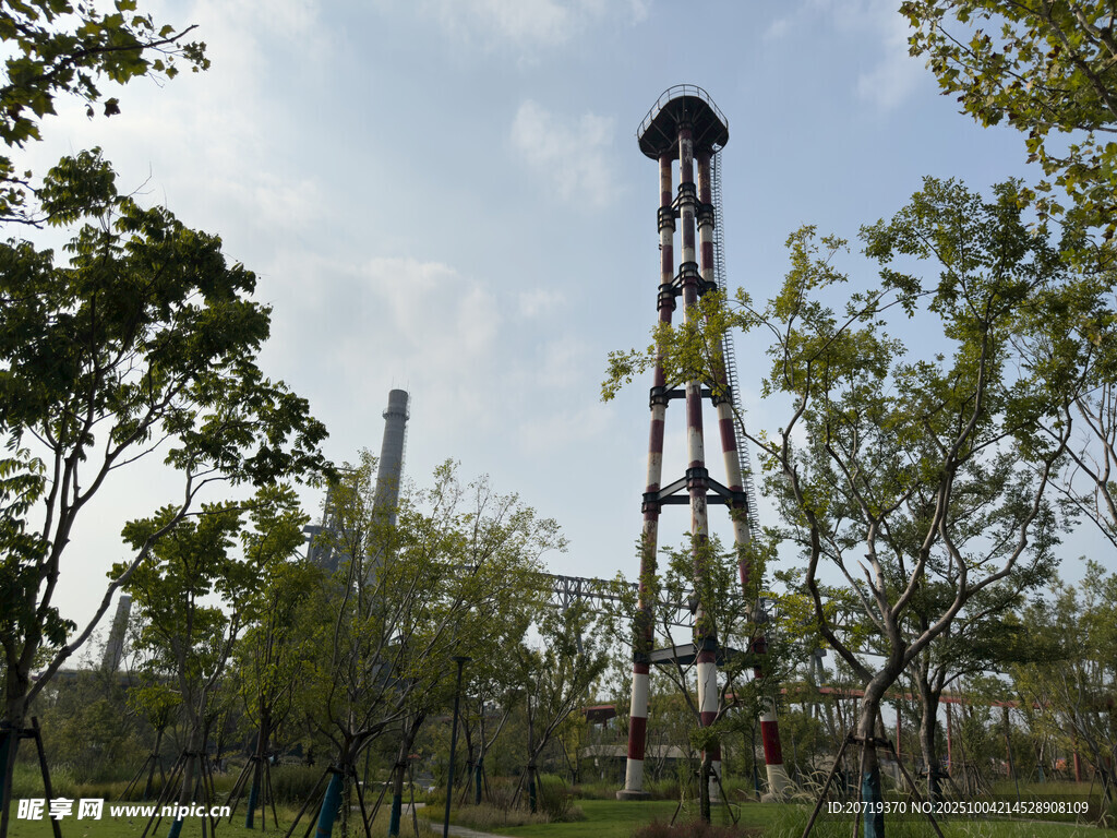 户外老式水塔与绿树景观
