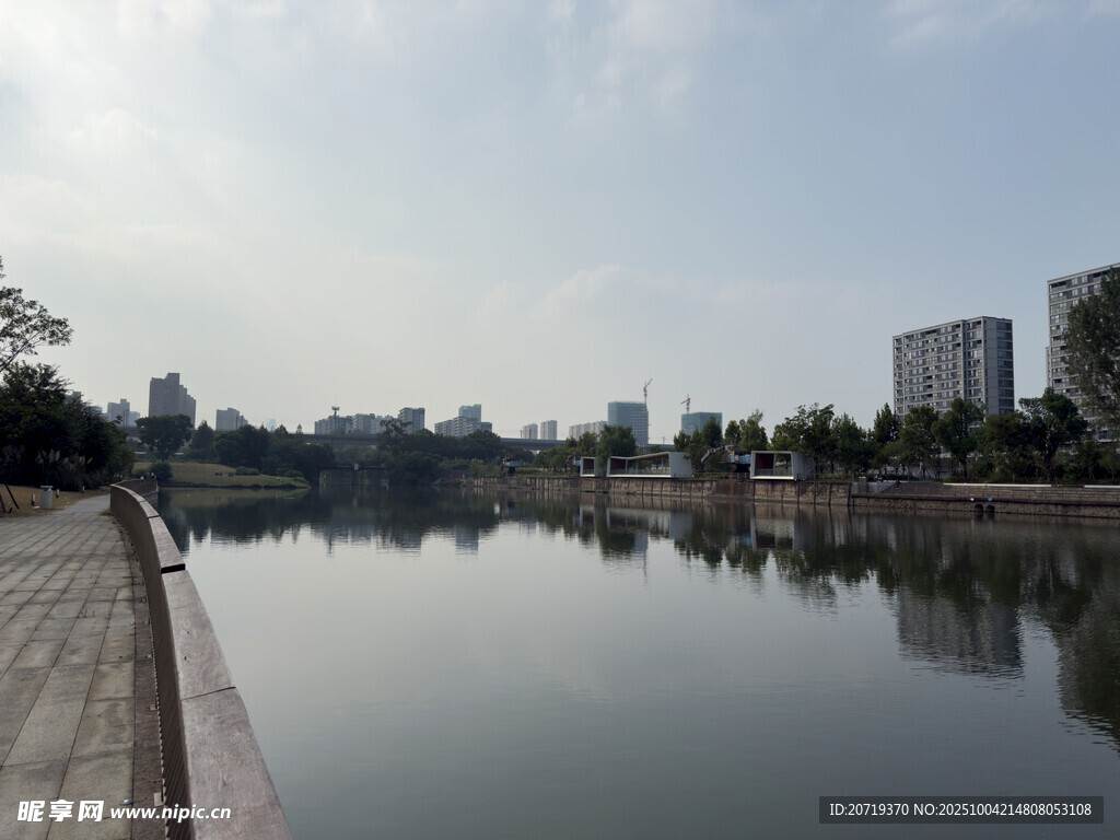 城市河畔风光