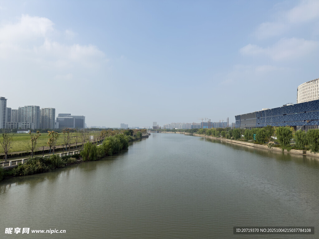 城市河畔风光