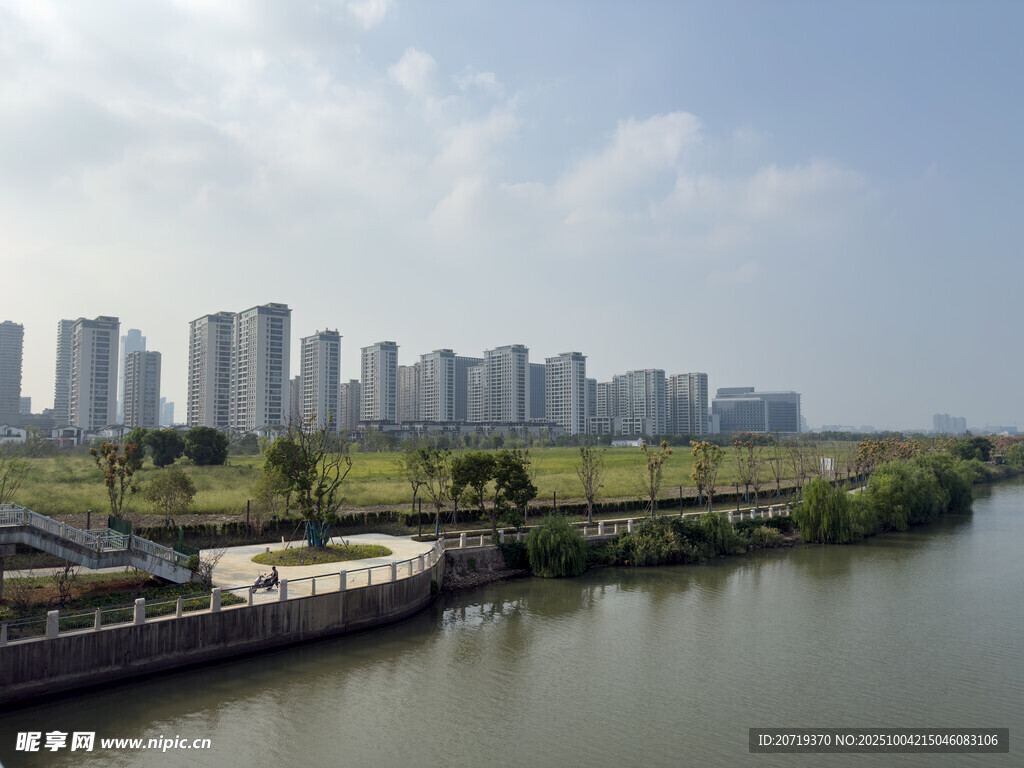 河畔城市风光
