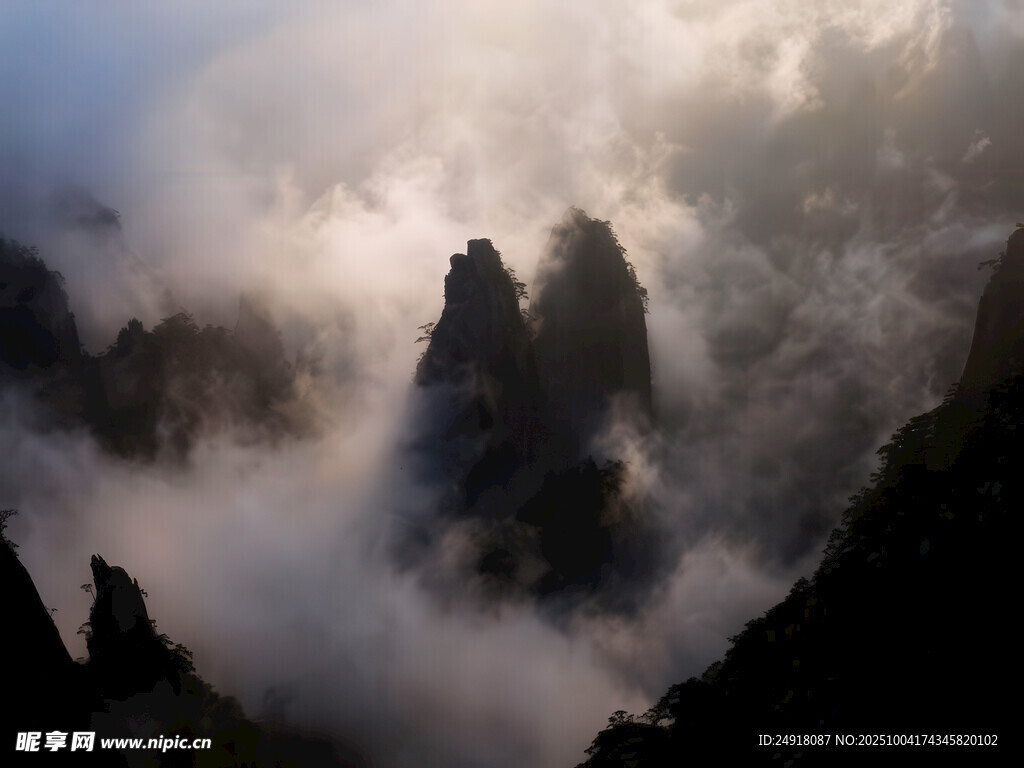 云雾缭绕的壮丽山峰