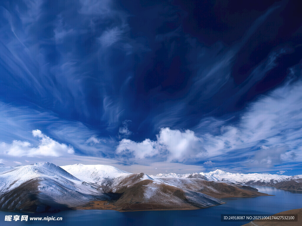 雪山湖畔的壮丽天空