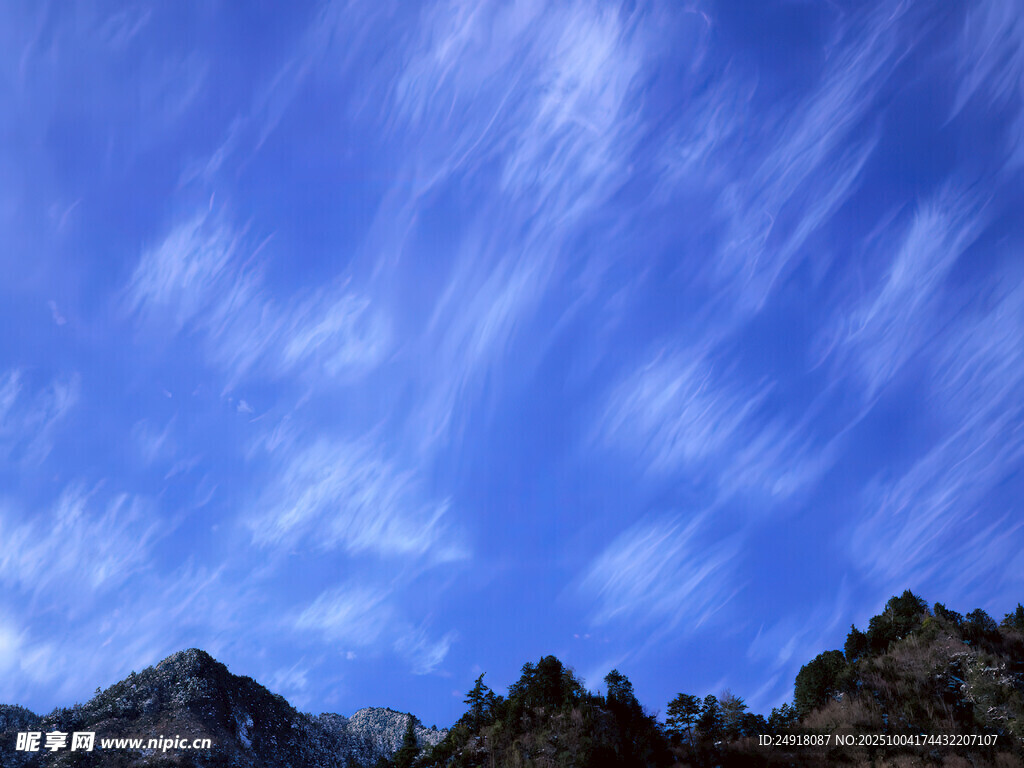 夜空星轨下的山峦美景