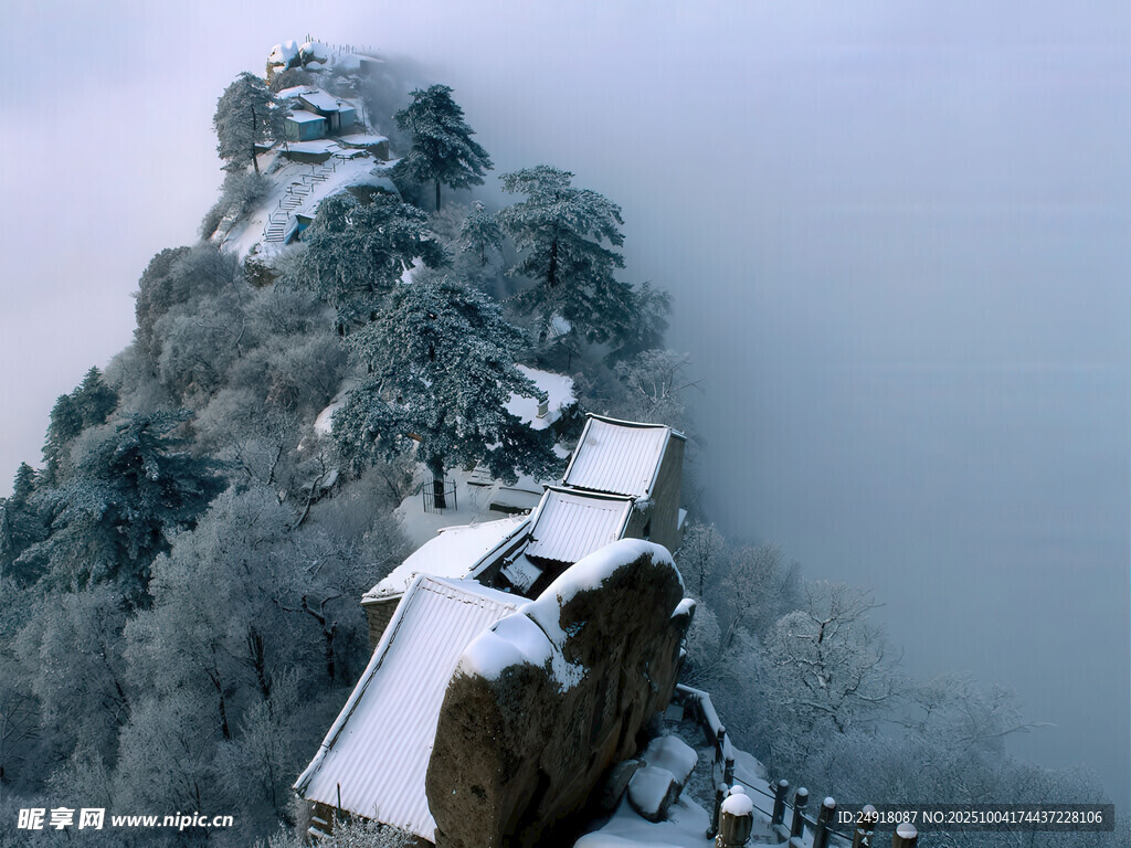 雪覆山巅古建筑美景