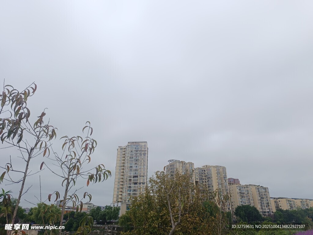 阴天城市建筑群景观