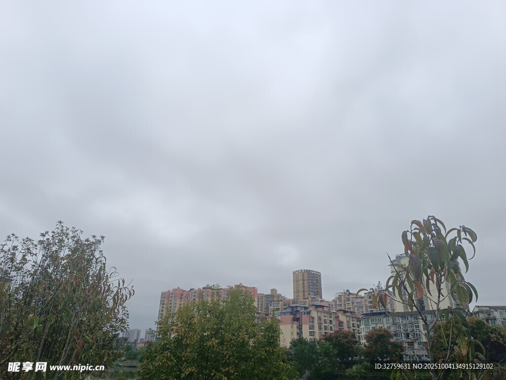 阴天中的城堡与绿植