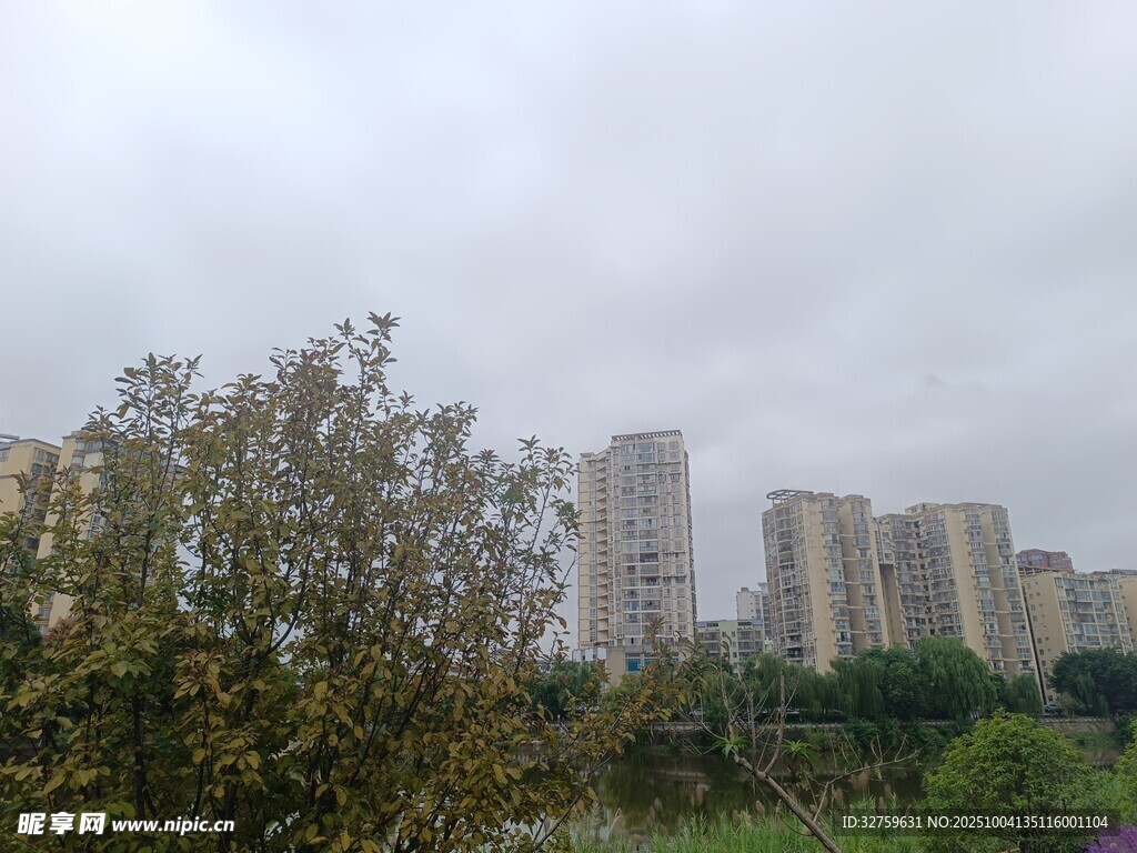 城市中林立的高层住宅楼