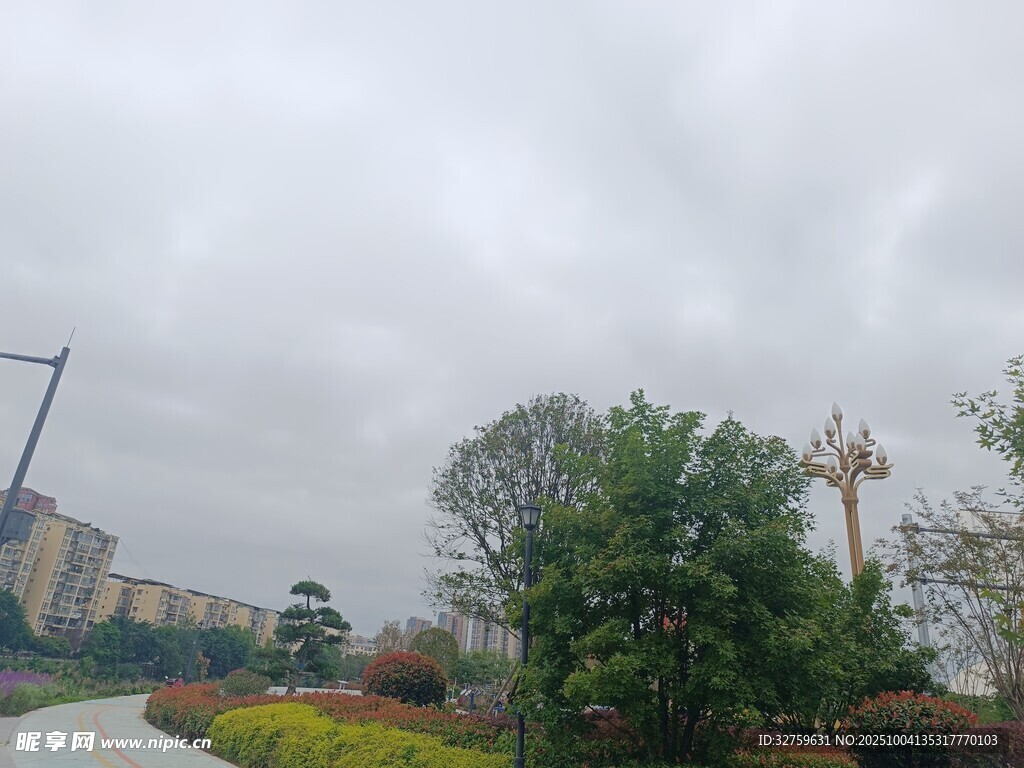 阴天城市园林景观一角