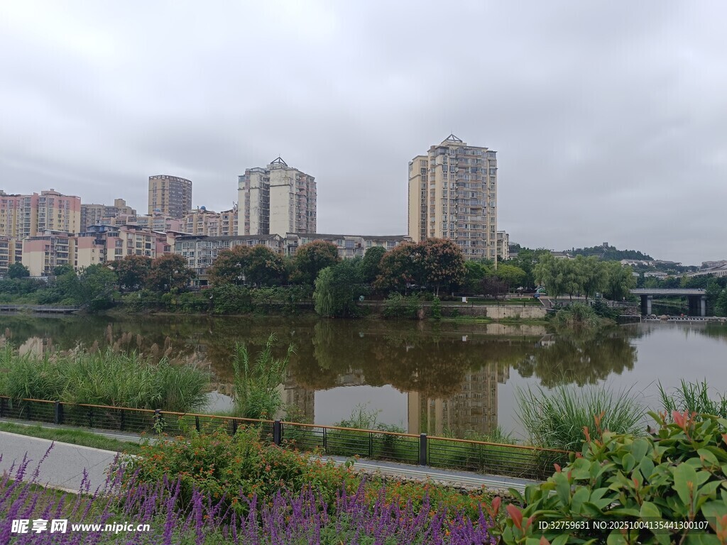 湖畔城市风光美景