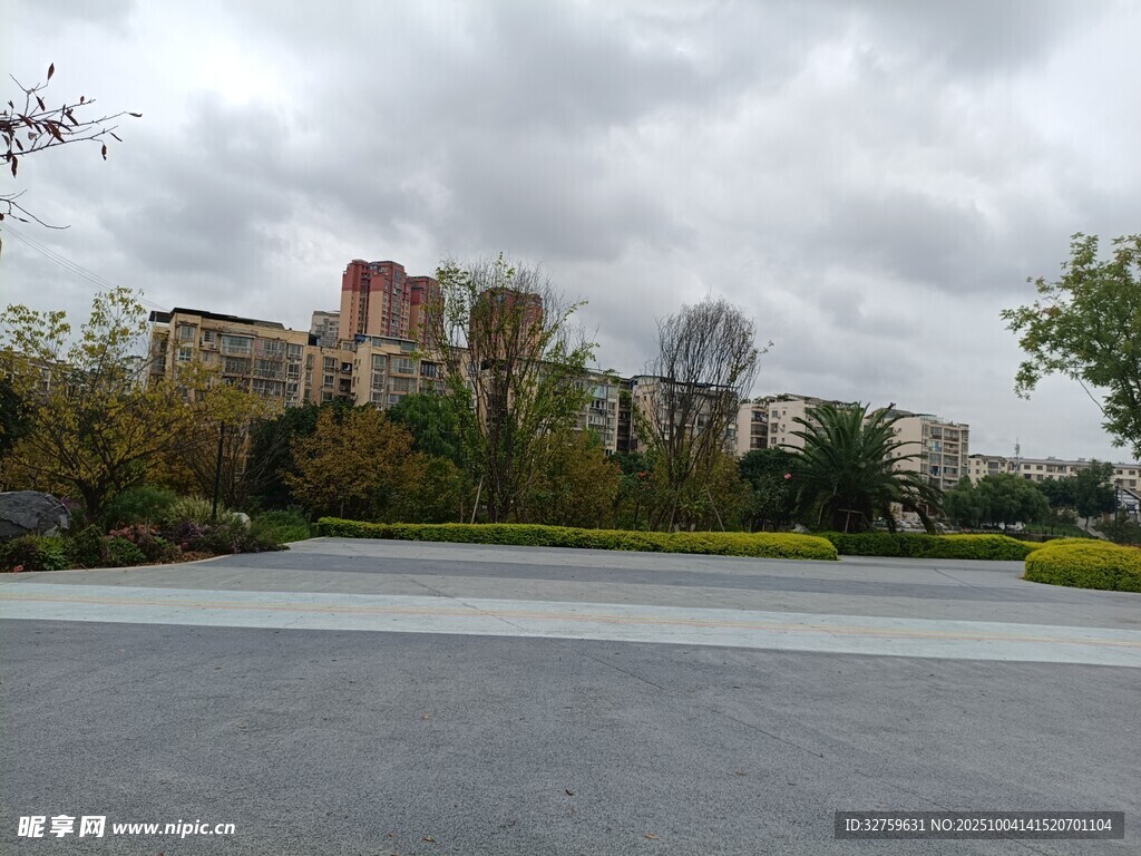 城市中开阔地旁的建筑群