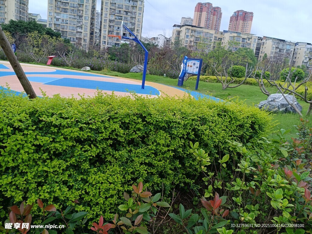 城市中的多彩户外休闲场地