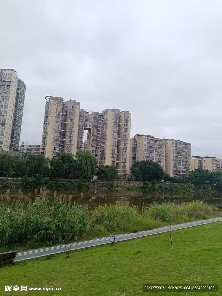 城市旁的绿地与高楼景观